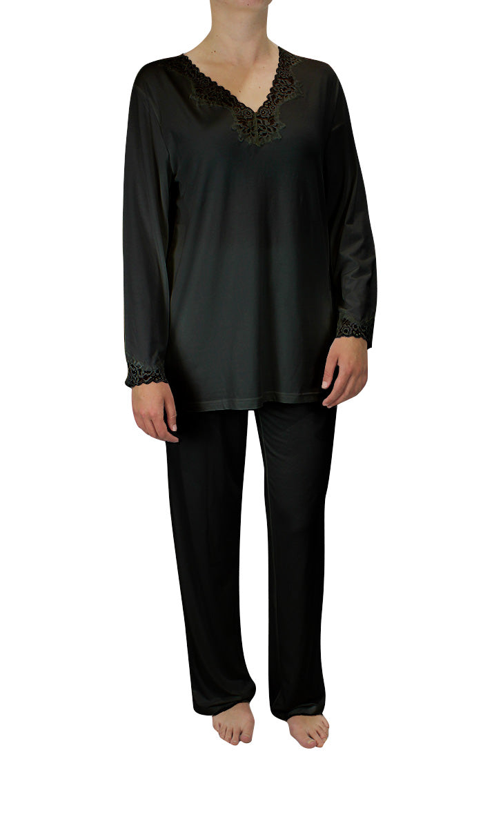 Victoria Linen Lara Bamboo & Cotton Long Sleeve Pyjama in Black