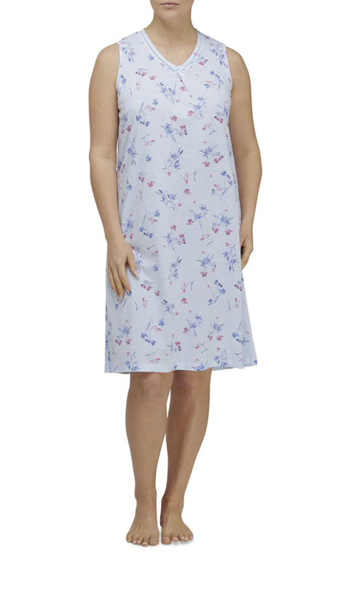 woman wearing schrank summer nightie in blue floral